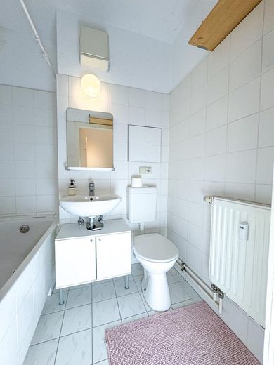 Helle, Bezugsfreie 2-Zimmer Wohnung, 2.OG in Prenzlauer Berg – Bad