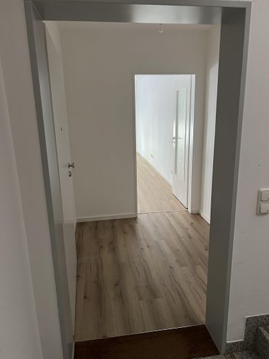 Frisch renovierte 2-Zimmer-Wohnung mit neuer Einbauküche und Balkon in Sendling-Westpark – Eingang