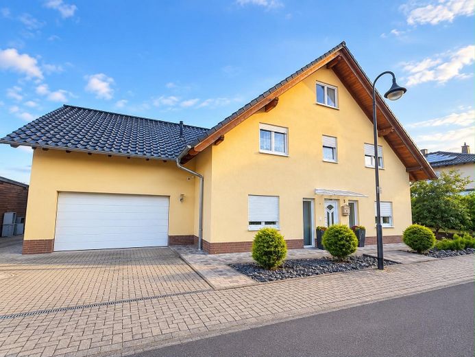 Platz für die ganze Familie: EFH am Feldrand mit Doppelgarage, PV & Sauna – provisionsfrei – Außenansicht