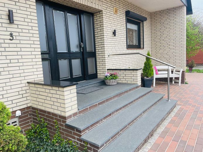 Exclusive House with Garage and Three Parking Spaces – Eingangsbereich