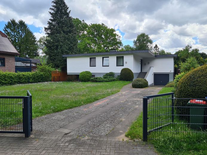 Blick von vorne von der Straße