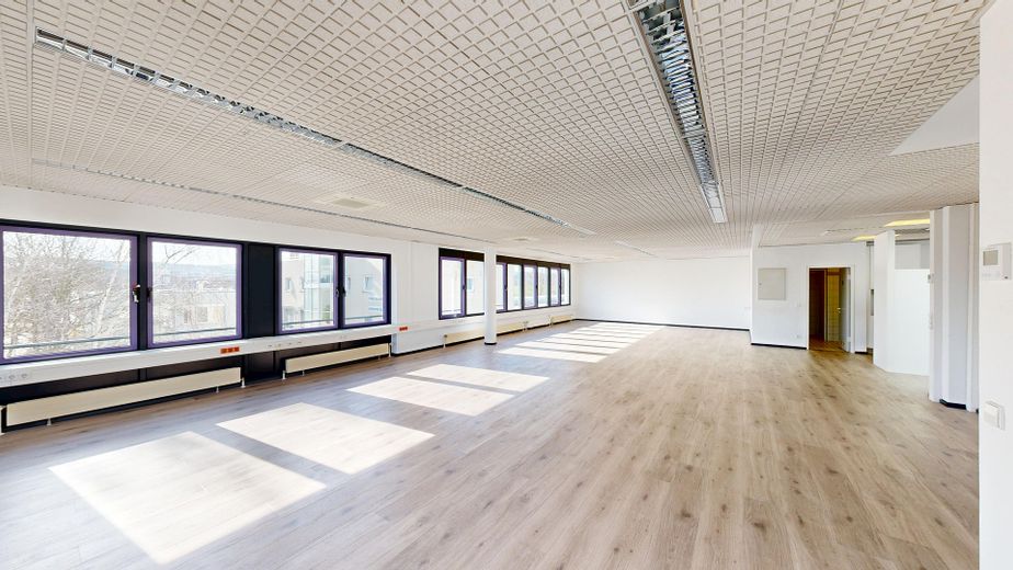 Großraumbüro mit Laminatboden