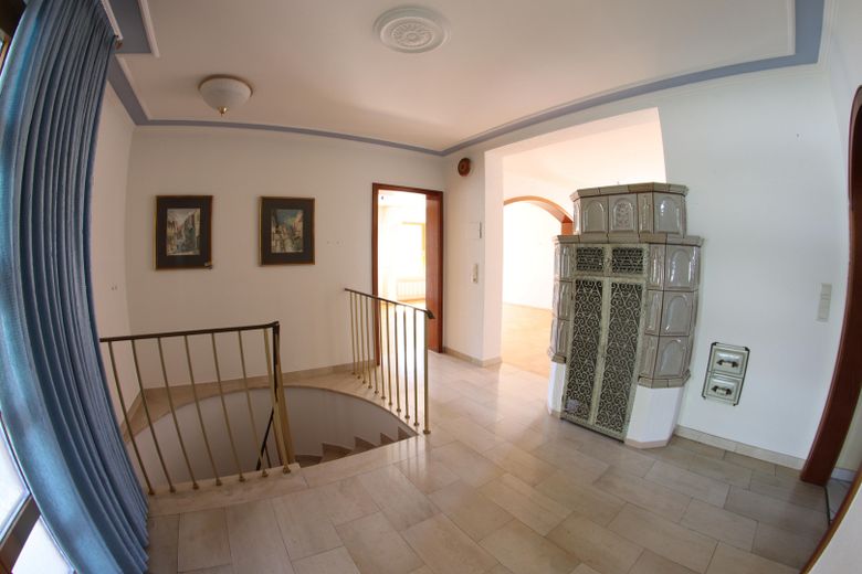 Idealny na czas emerytury: parterowy, wolnostojący dom jednorodzinny o powierzchni 100+90m² na działce o powierzchni 387 m² (kupno) – EG: Hausflur & Treppenhaus