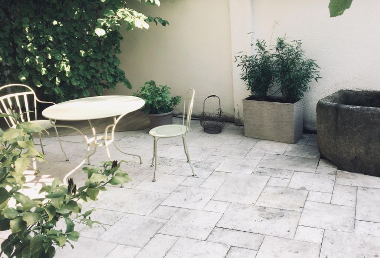 Große Altbau-Villa in Augsburg Göggingen - Exklusives Haus mit Garten – Innenhof mit Steintrog