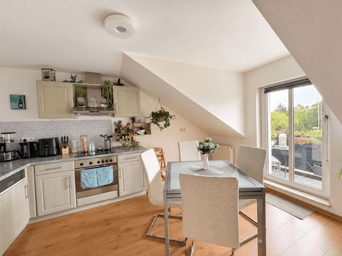Appartement mansardé confortable de 2 pièces avec cuisine équipée + balcon ! – Photo 1