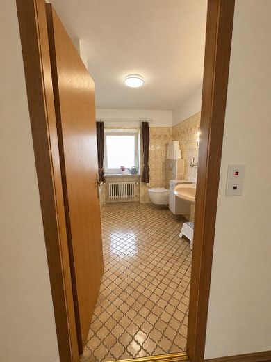 Großzügiges Wohnhaus mit ca.360 m² – Potenzial für Mehrgenerationenwohnen oder mehrere Wohneinheiten – 1. OG Vollbad