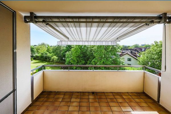 Bezugsfreie 4 Zimmer Maisonette- Wohnung mit Garage und Einbauküche im 3.OG mit Südbalkon ohne Lift.