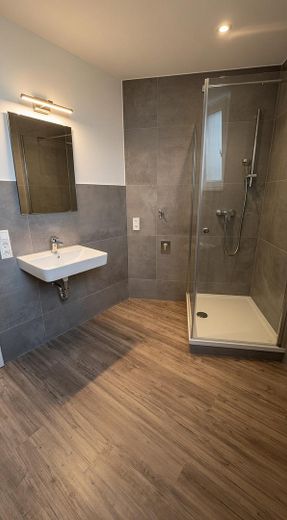 Completely renovated 4-room apartment, approx. 120 m², at Dellplatz Duisburg – – Badezimmer