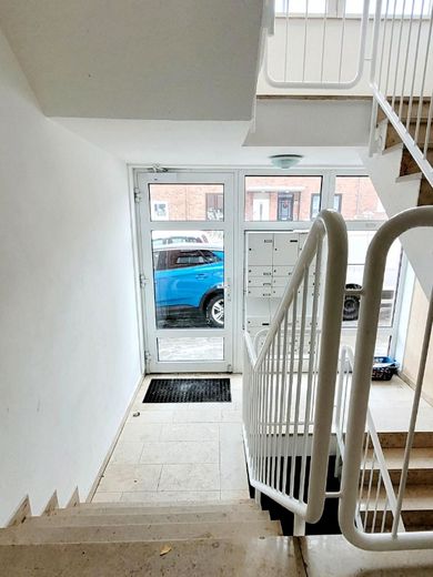Luminoso, moderno, céntrico: elegante apartamento de 1 habitación (vacío o amueblado) – Treppenhaus