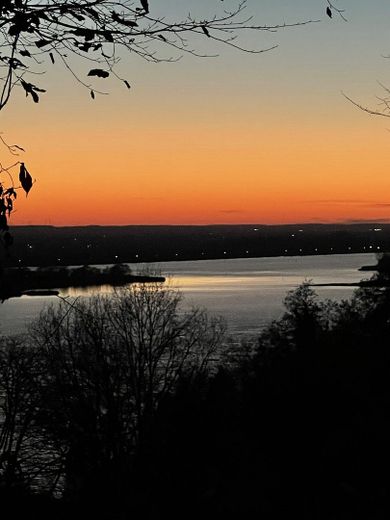 Wohnen, wo Hamburg zur Elbe hinabsteigt – Sonnenuntergang