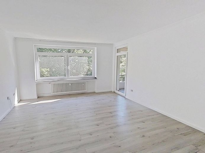 Sakin bir konumda BALKONLU geniş 3 odalı daire – Ansicht I: Wohn- und Esszimmer