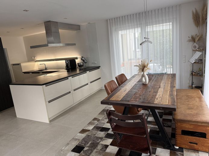 Modernes Einfamilienhaus mit Wintergarten, Doppelgarage und liebevoll angelegtem Garten in Schwendi – Küche mit Essbereich