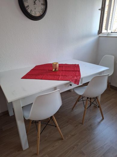 Wohnen im historischen Fachwerkhaus: möblierte 3-Zimmer-Wohnung 1 Min in die Innenstadt – gemütlicher großer Tisch 