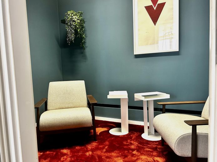 Coworkingwerkplek nabij Goetheplatz – vast bureau, all-inclusive vanaf 450 € – kleiner Besprechungsraum