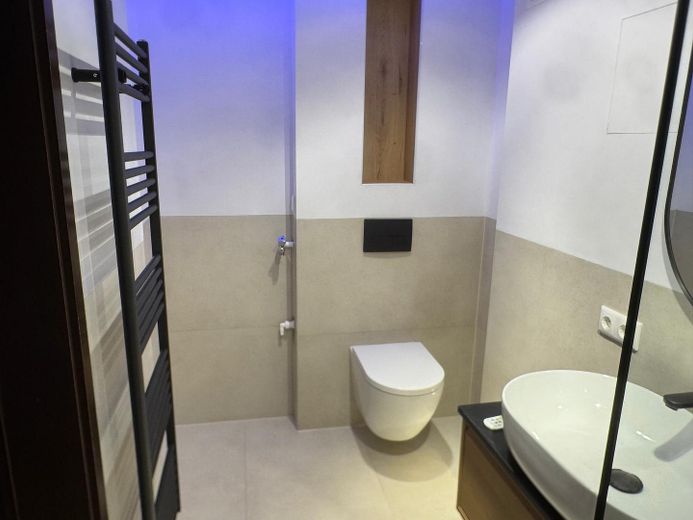Renovierte 2-Zimmer-Wohnung mit modernem Bad, Balkon, Blick ins Grüne & Aufzug - provisionsfrei – Badezimmer