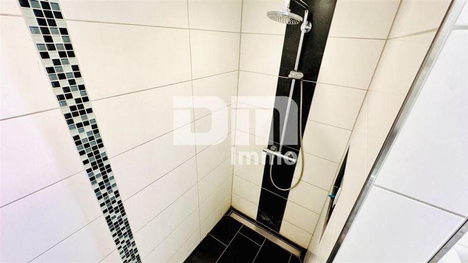 Teilsaniertes  EFH in zentraler Lage mit 2 Garagen – EG Badezimmer / Dusche ebenerdig