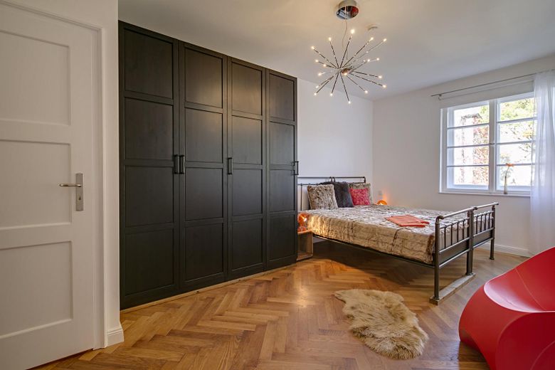 Wunderschöner 4-Zi-Altbau beim Gasteig, Lift, Balkon, TG mietbar, bezugsfrei – Schlafzimmer