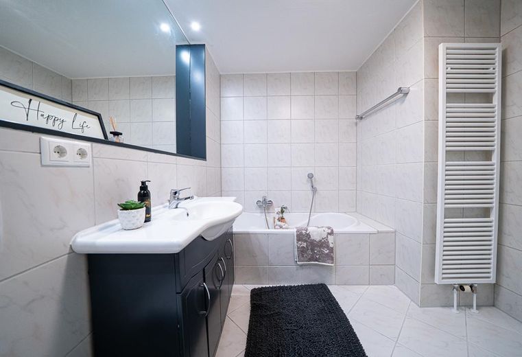 BAD MIT DUSCHE UND BADEWANNE