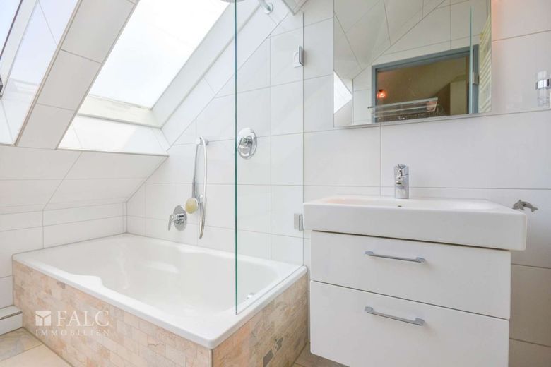 Stilvolle Maisonette mit Balkon, TG-Stellplatz &amp; Aufzug – Badezimmer