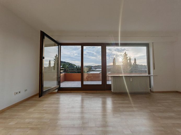 bezugsfreie und helle 3-Zi. Penthouse Wohnung in Schelmenholz – Wohnzimmer