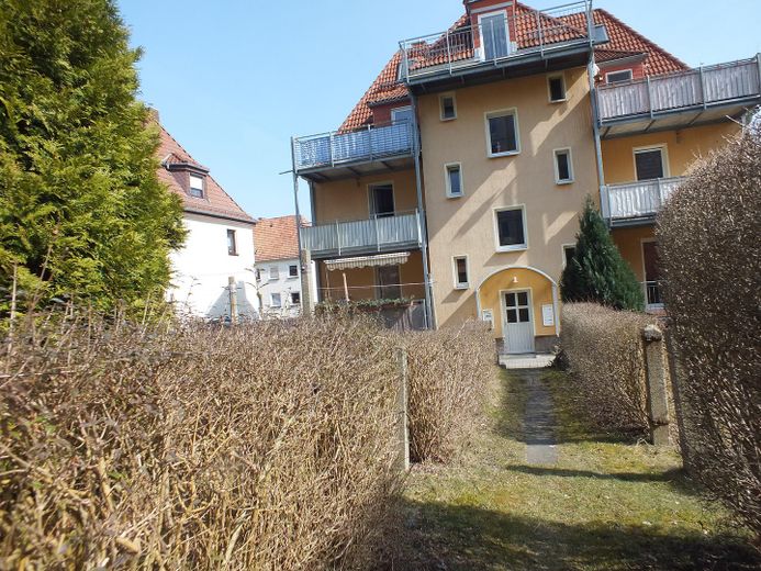 1 ZKB + Balkon in Zwickau-Auerbach, Dachgeschoss-Wohnung mit EBK – Blick vom Garten Richtung Haus
