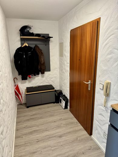 Modernisierte 2-Zimmer-Wohnung mit Balkon, Einbauküche und Tiefgaragenstellplatz – Garderobe