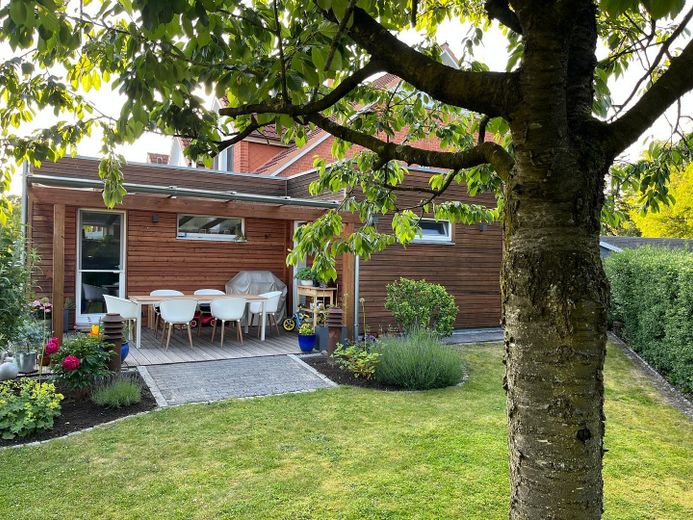 Charming end-terrace house with generous plot in Kaltenkirchen – Seitenansicht Haus mit Anbau