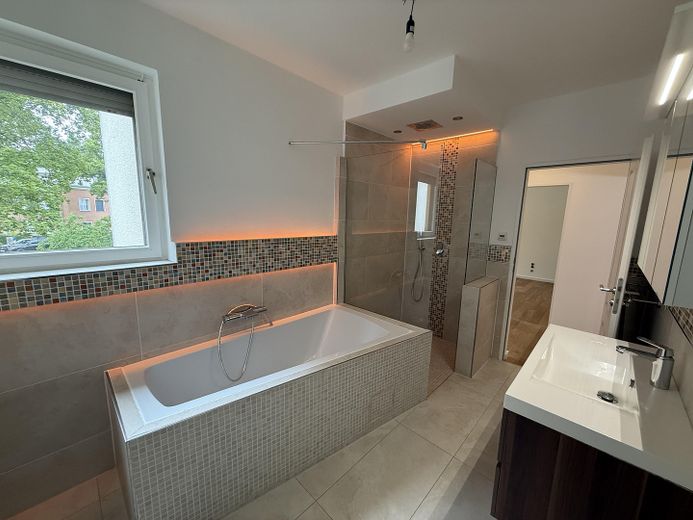 Grunewald 4 odalı daire, ayrıca bahçe, havuz ve garajlı suterre katı – Bad - Blick 2