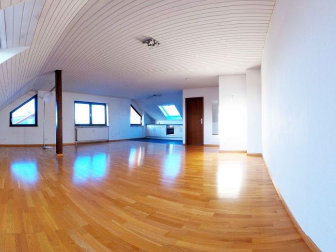 1 locale - appartamento mansardato - a Lahr-West con cucina componibile disponibile in affitto dal 1° ottobre – Foto 1