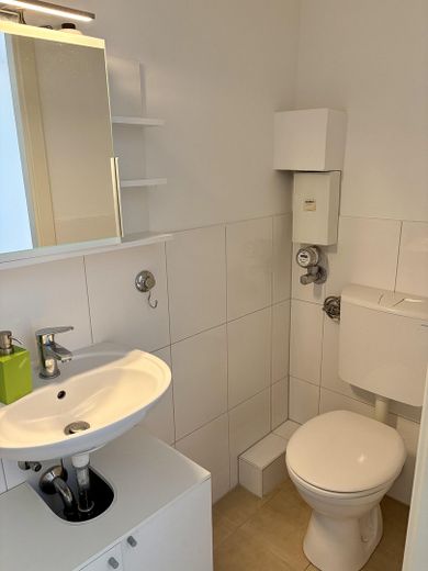 Renovierte und teilmöblierte 2-Zimmerwohnung in top Lage, nähe Berger Straße! – modernes Duschbad