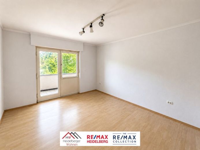 BIETERVERFAHREN: Renovierungsbedürftige 2,5-Zimmer-Wohnung mit Balkon, PKW-Stellplatz – Foto 1