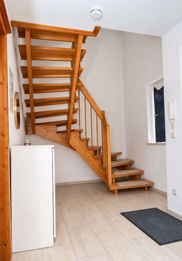 Hausham’da balkonlu 2 odalı dubleks daire – yaklaşık 63 m², komisyonsuz, yaklaşık 01.01.27’den itibaren kullanılabilir – Diele 1. OG