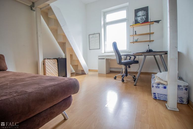 Helles Zimmer mit Empore