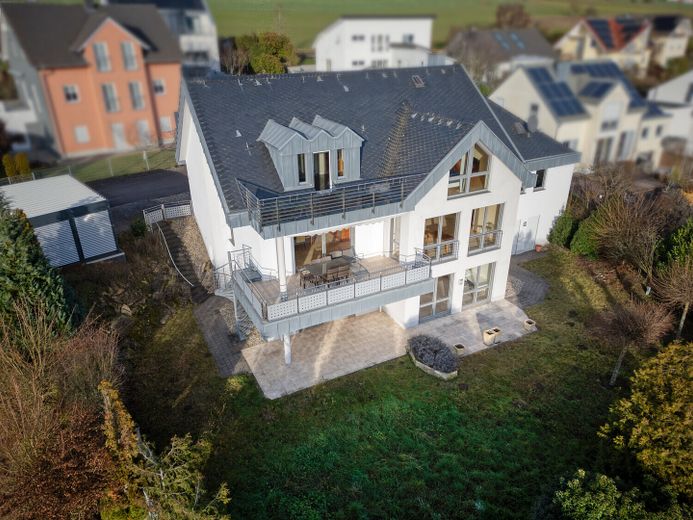 Moderne & helle Einliegerwohnung | schönes Ambiente | separater Eingang | große Terrasse | Carport – Rückansicht mit Terrasse