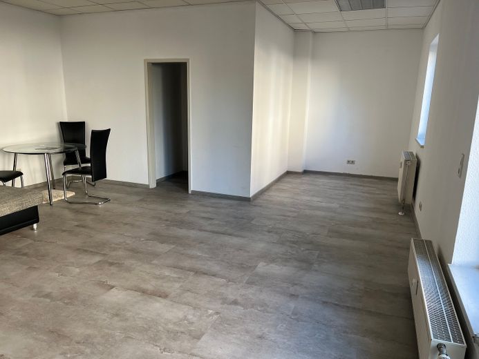 Zwei Gewerberäume mit Parkplätzen + Tiefgarage – Büro (GE5)