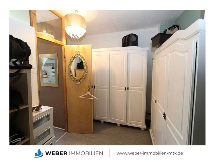 Verkauf im Bieterverfahren +++ provisionsfrei +++Sanierungsobjekt mit Ausbaupotenzial in Hattersheim – Ankleidezimmer 1.OG