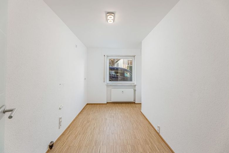 Attraktive Investmentchance: Frisch renoviert, bezugsfrei und  WG-geeignet in exzellenter Lage – Schlafzimmer 1