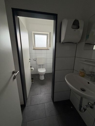 ¡Inmueble comercial versátil con superficie de oficinas en una ubicación comercial privilegiada! – Foto 7