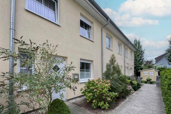 Perfect for families: Happy living across 3 floors – terraced house with garden & rooftop balcony in Lichtenberg
