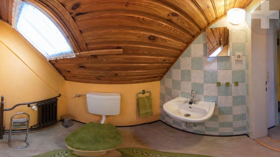 Haus mit geschütztem Innenhof &amp; vielseitigem Zusatzraum in Stülpe: RUHE. PRIVAT. MÖGLICHKEITEN. – Eine zusätzliche Toilette im Dachgeschoss
