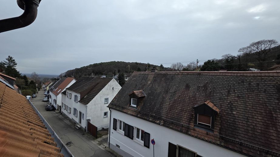 Einfamilienhaus mit Garten in ruhiger Wohnlage – Straßenansicht von oben