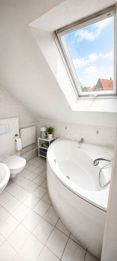 Lichtdurchflutetes Reihenendhaus in ruhiger Wohnlage von Hannover- Ricklingen – Studio Badzimmer; DG
