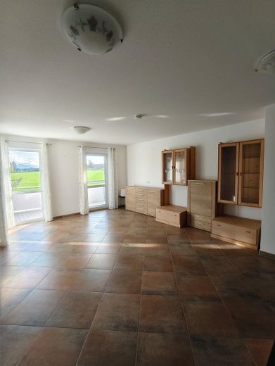 Zentral gelegene 80qm-Wohnung mit großem Sonnenbalkon – Wohn- und Essraum