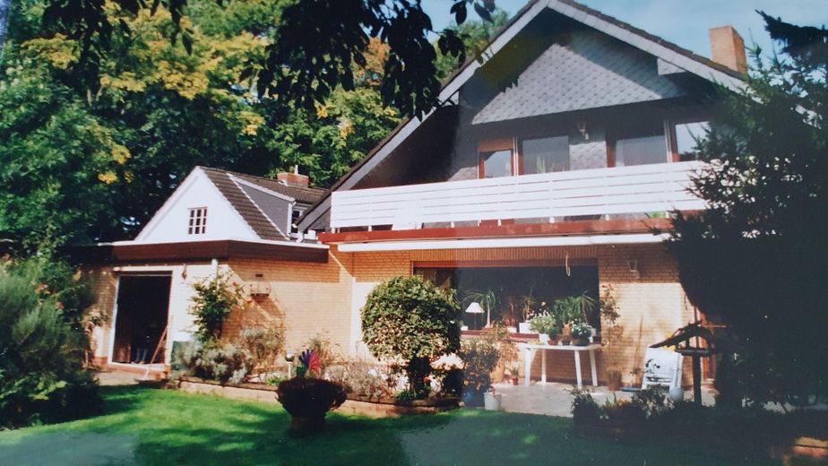 Gartenseite mit Garage
