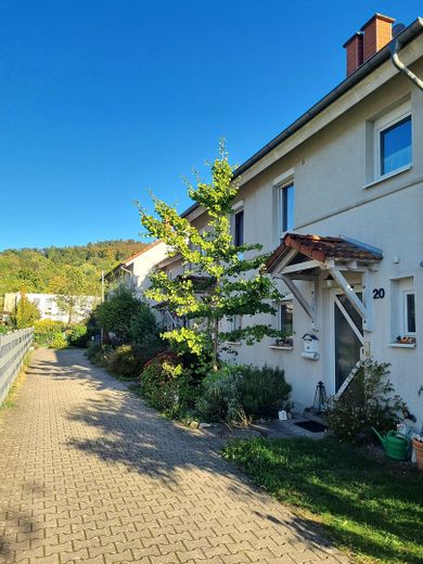 Well-maintained mid-terrace house in a family-friendly location – Zufahrt
