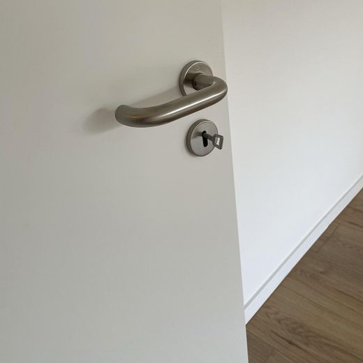 Sofort frei & ohne Provision - Renovierte 3-Zimmer-Wohnung mit Balkon – U-Bahn um die Ecke – Neue Zimmertüren