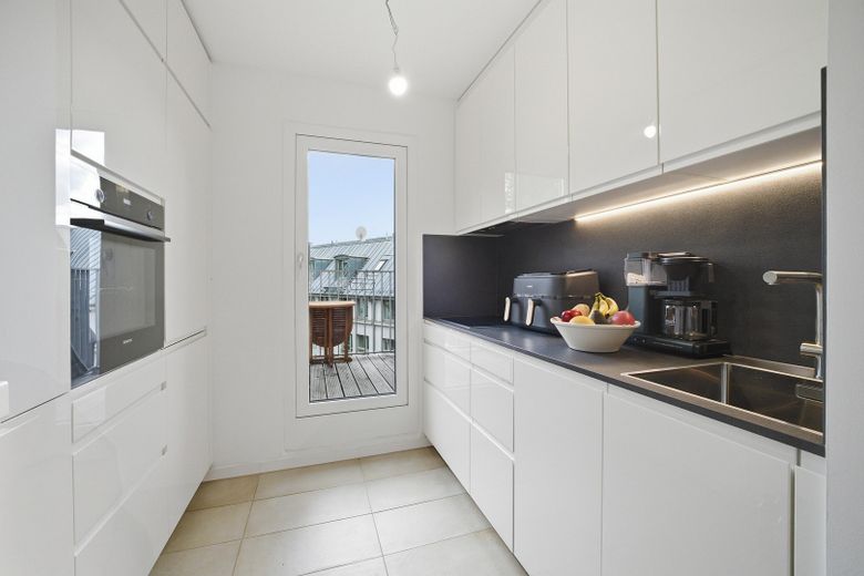 Schönstes Schwabing -kernsanierte DG-Wohnung in denkmalgeschütztem Altbau – Einbauküche