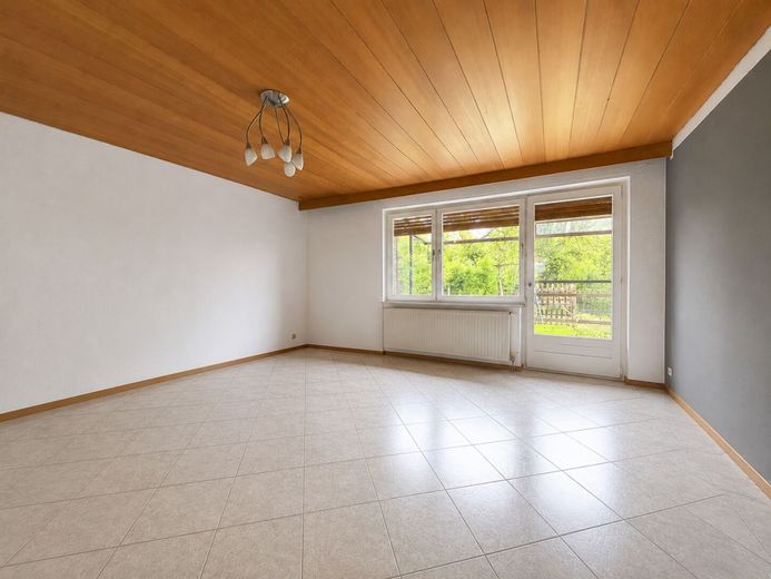 Familientraum mit Paradiesgarten - Schnuckeliges Haus - 5 Zimmer, Terrasse, Doppelgarage, Bestlage! – Großzügiges Wohnzimmer mit Kaminanschluss