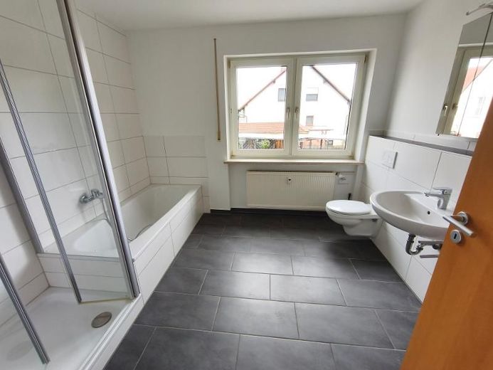 2 Zi. EG Wohnung mit Balkon – Bad mit Badewanne und Dusche Bild 1