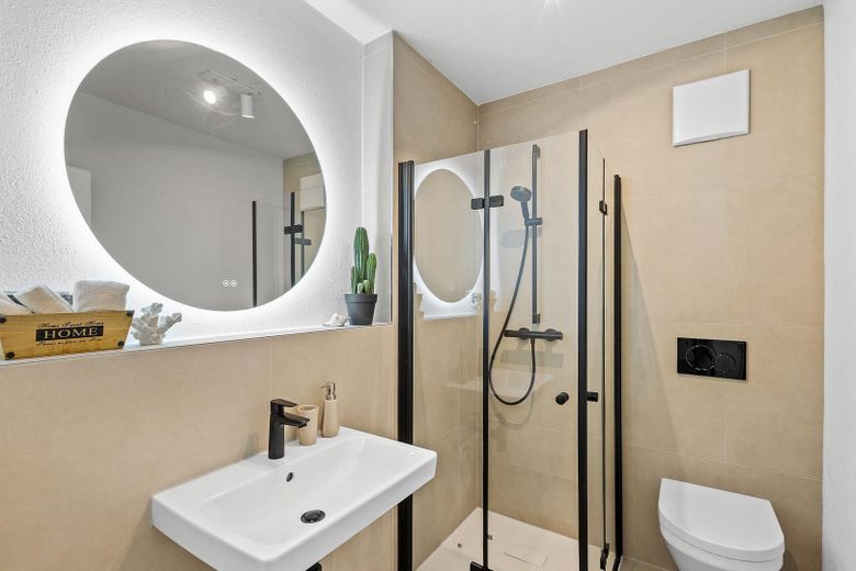 Kernsanierte 3-Zimmer-Wohnung mit Süd-Balkon & Garage – modern, bezugsfertig, provisionsfrei – Bad